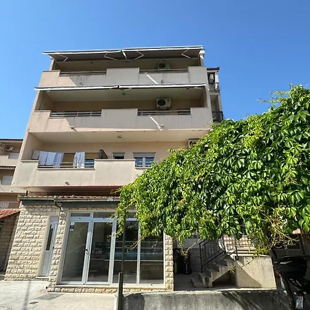 Attractive High Quality Friendly Apartment Split